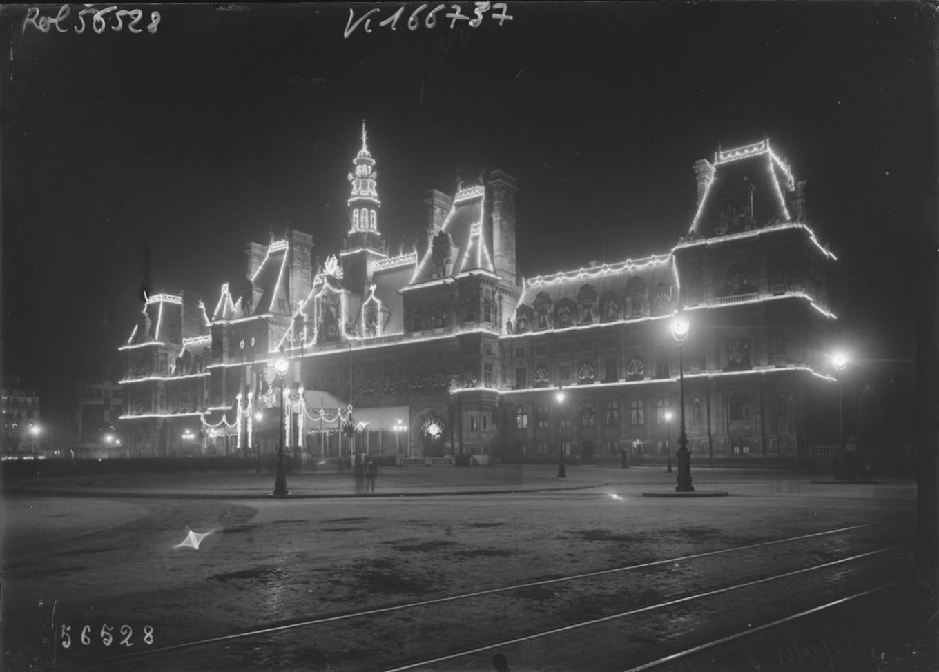 L'Hôtel de Ville de Paris illuminé pour le défilé de la Victoire, 14 juillet 1919