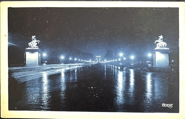 Pont Alexandre III illuminé la nuit — perspective vers les Champs-Élysées et l'Arc de Triomphe