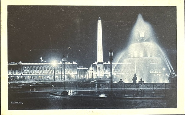 Place de la Concorde — obélisque et fontaine illuminés la nuit