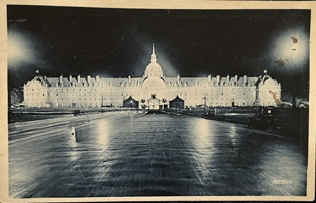 Hôtel des Invalides illuminé la nuit — façade et dôme