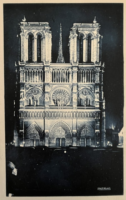 Notre-Dame de Paris — façade illuminée la nuit