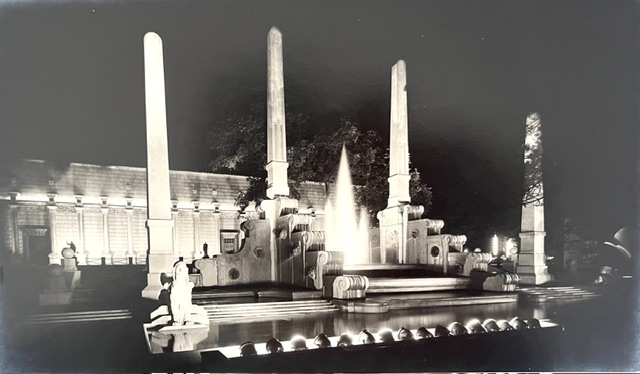 Obélisques et jets d'eau illuminés la nuit — illuminations d'exposition