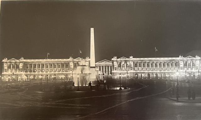 Place de la Concorde — vue panoramique nocturne, obélisque et bâtiments illuminés