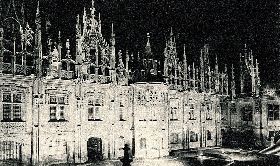 Le Palais de Justice de Rouen illuminé par Jacopozzi pour le cinq-centième anniversaire du martyre de Jeanne d'Arc, 1931 — photographie Léon Gimpel