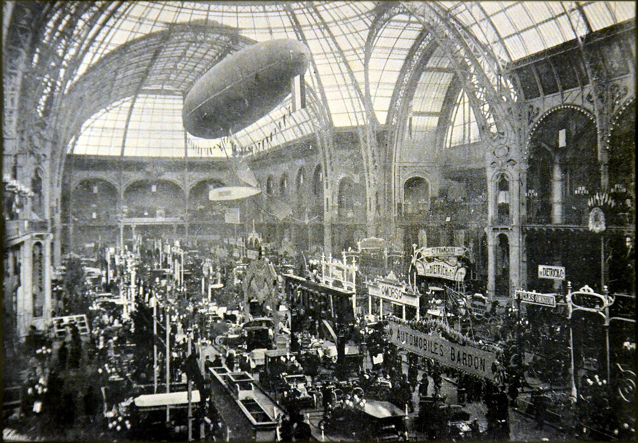 Vue générale du Salon de l'Automobile au Grand Palais — nef de verre et de fer, automobiles et dirigeable, janvier 1902