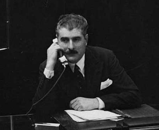 Fernand Jacopozzi au téléphone dans son bureau — Archives familiales