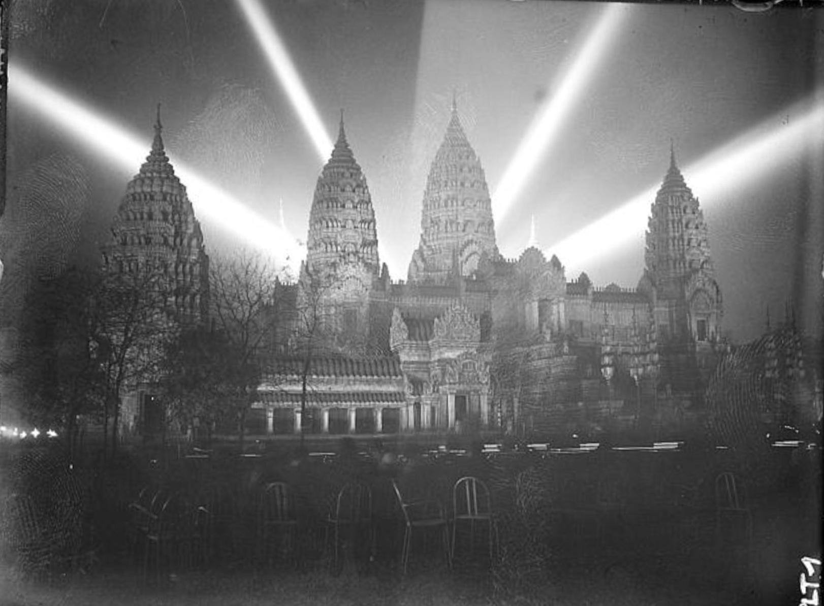 La réplique du temple d'Angkor illuminée la nuit, Exposition coloniale 1931